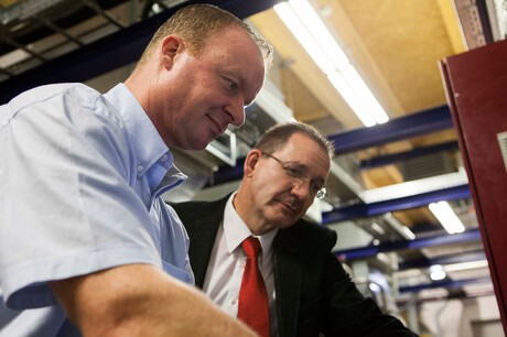 El Sr. Hages, ingeniero de Kaeser, y el Sr. Baumgarten, empleado de la ZF Friedrichshafen, conversando