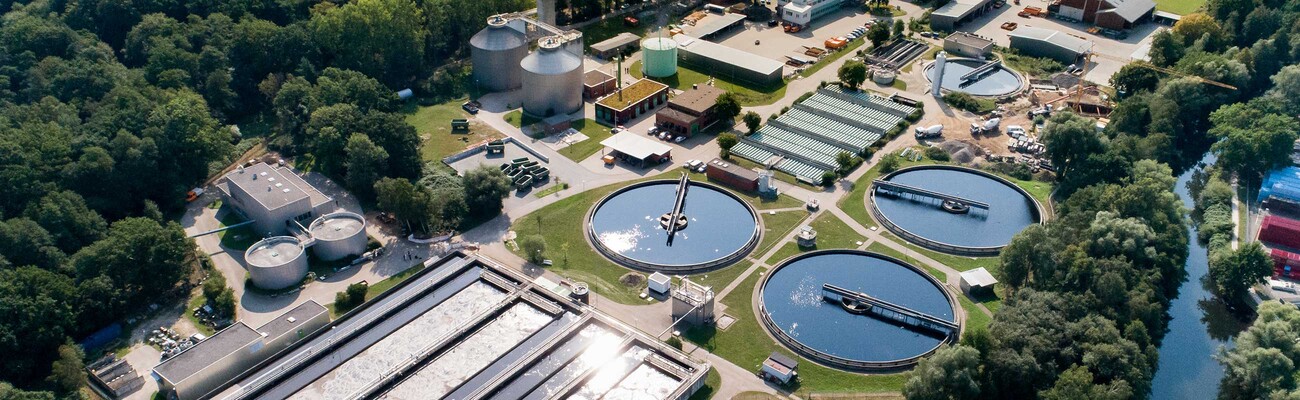 Tanques de decantación de la planta de tratamiento de aguas residuales de Lüneburg.